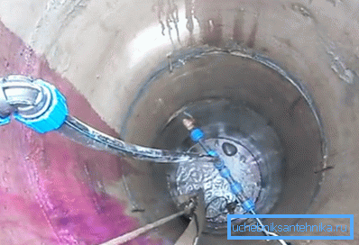 Pouring potassium permanganate solution onto walls Pouring potassium permanganate solution onto walls