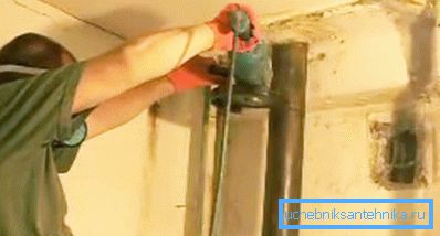 Replacing the sewer riser in the apartment: dismantling the old pipe. Replacing the sewer riser in the apartment: dismantling the old pipe.