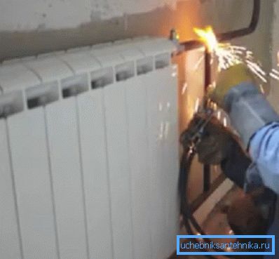 Replacing a heating radiator with a welding machine Replacing a heating radiator with a welding machine