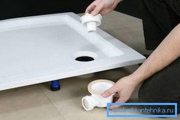 Replacing the siphon in the shower with your hands on a low pan Replacing the siphon in the shower with your hands on a low pan