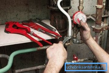 Replacing pipes and installing water meters with their own hands Replacing pipes and installing water meters with their own hands