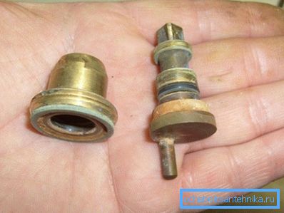Here you can clearly see the ring seal.