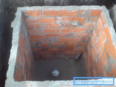 There is masonry and a quarter of a brick. There is masonry and a quarter of a brick.