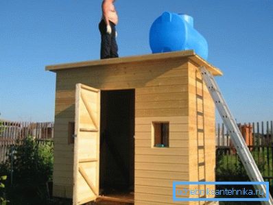 The considerable weight of the water tank requires responsible fixing. The considerable weight of the water tank requires responsible fixing.